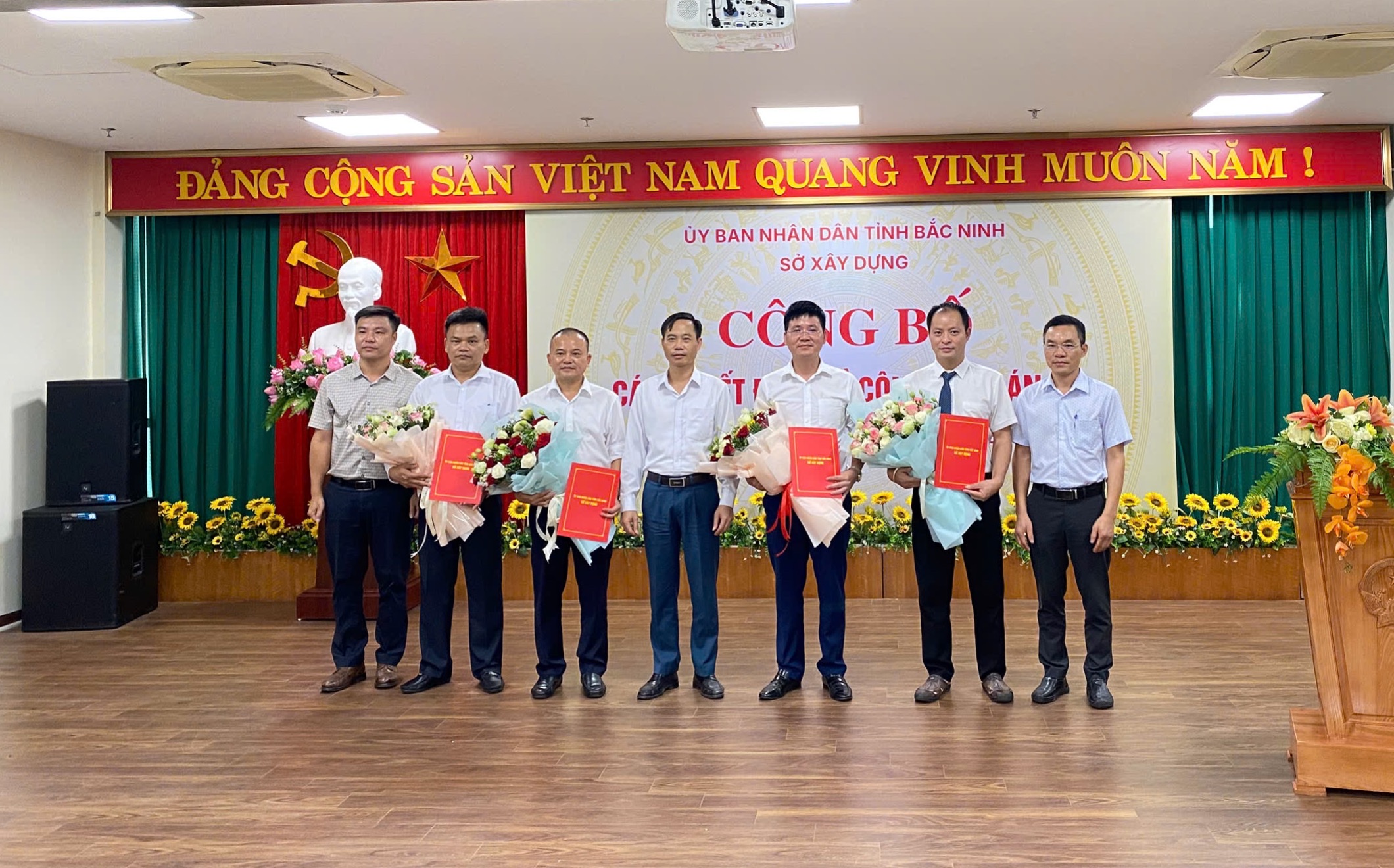 CÔNG BỐ CÁC QUYẾT ĐỊNH VỀ CÔNG TÁC CÁN BỘ 