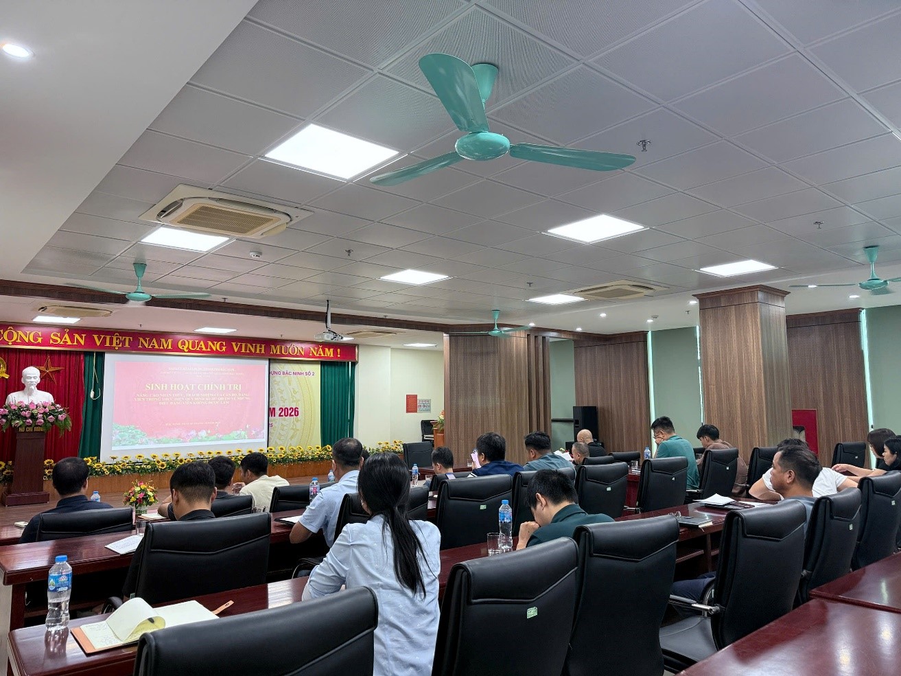 TRUNG TÂM QUẢN LÝ NHÀ VÀ GIÁM ĐỊNH XÂY DỰNG BẮC NINH TỔ CHỨC SINH HOẠT CHÍNH TRỊ VỚI CHỦ ĐỀ “NÂNG CAO NHẬN THỨC, TRÁCH NHIỆM CỦA CÁN BỘ, ĐẢNG VIÊN TRONG THỰC HIỆN QUY ĐỊNH SỐ 207-QĐ/TW VỀ NHỮNG ĐIỀU ĐẢNG VIÊN KHÔNG ĐƯỢC LÀM