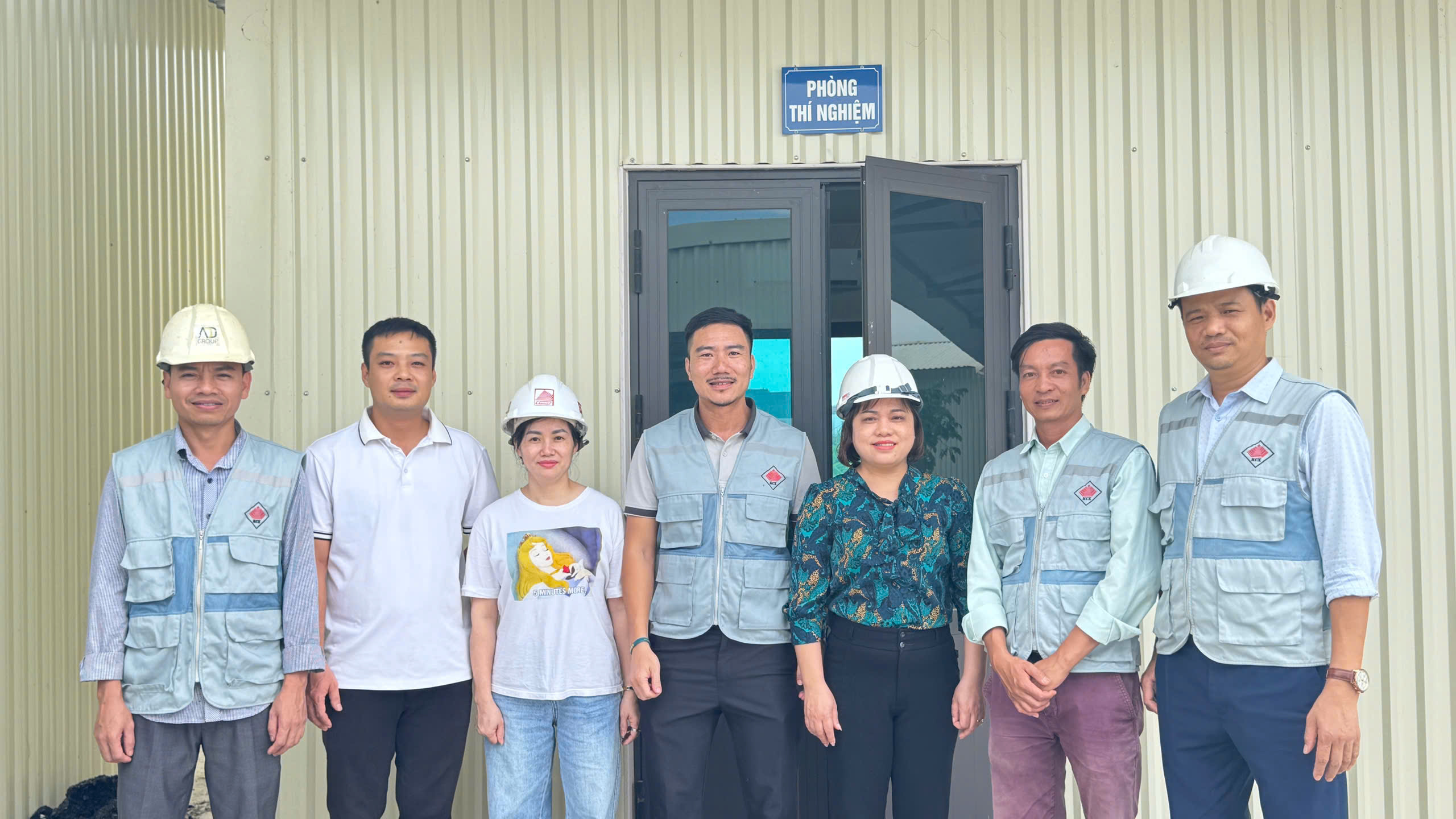 Trung tâm Kiểm định chất lượng và Kinh tế xây dựng Bắc Ninh số 2 tổ chức Buổi tập huấn nội bộ chuyên đề thí nghiệm mẫu bê tông nhựa trong phòng