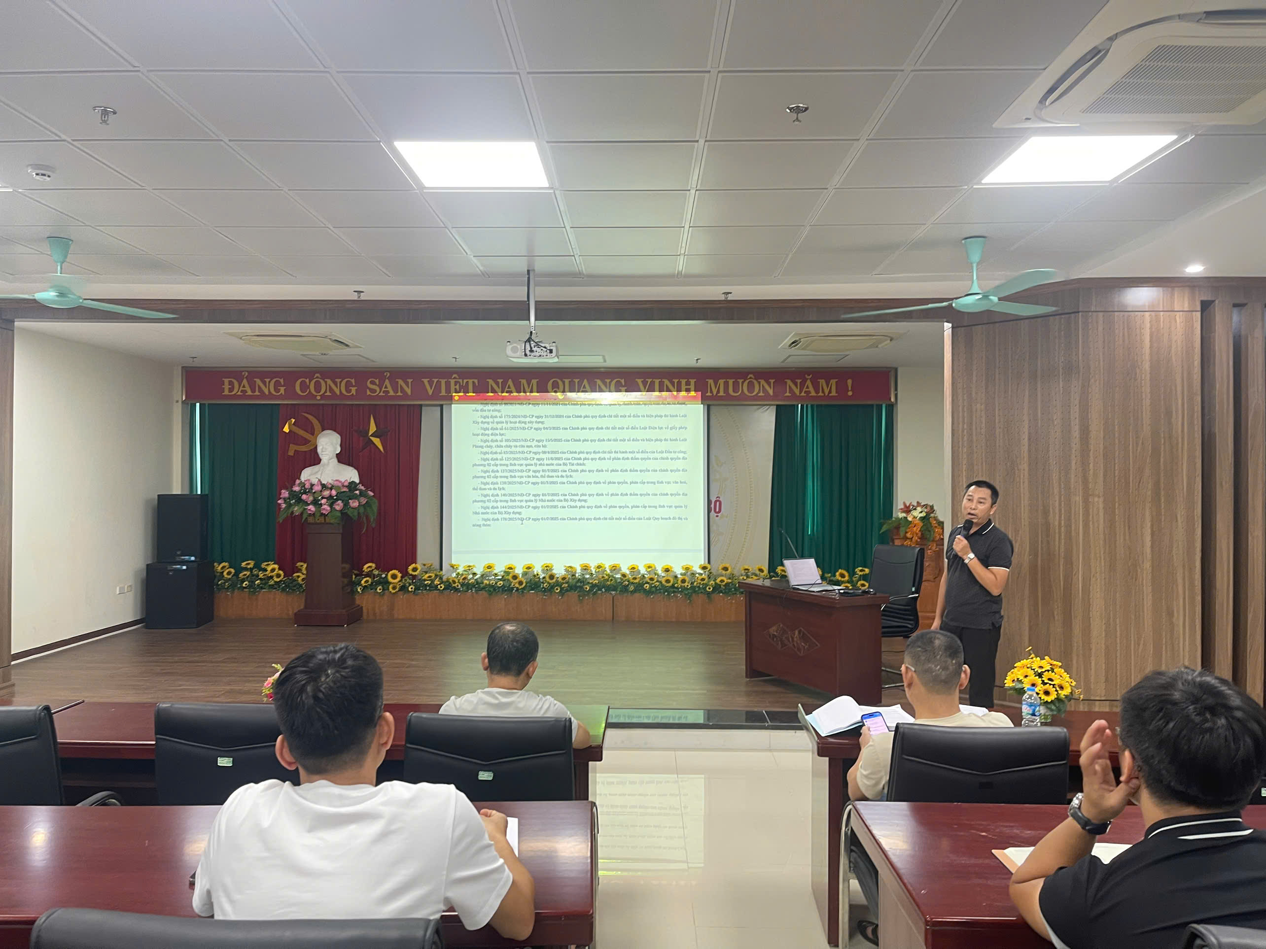 HỘI NGHỊ TRIỂN KHAI TẬP HUẤN NỘI BỘ VỀ HỌC TẬP, NGHIÊN CỨU CÁC QUY ĐỊNH PHÁP LUẬT MỚI VỀ LĨNH VỰC XÂY DỰNG NĂM 2025